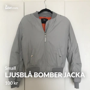 Bomberjacka - Ljusblå bomber jacka ifrån bikbok😊
