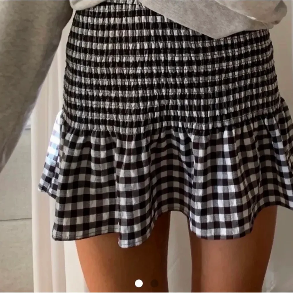 Säljer denna fina kjol som är i nyskick stl är i xs men den är inte så liten passar dem flesta skulle jag säga, då den är rätt stretchig. 💖. Kjolar.