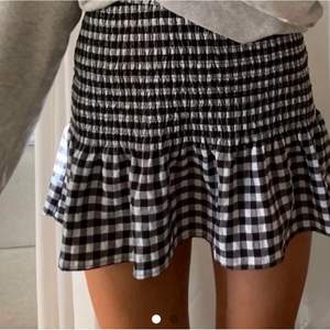 Säljer denna fina kjol som är i nyskick stl är i xs men den är inte så liten passar dem flesta skulle jag säga, då den är rätt stretchig. 💖