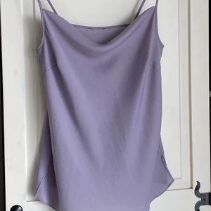 Ljuslila blus / topp i satin  - Ljuslila blus / topp. Satin material figursydd