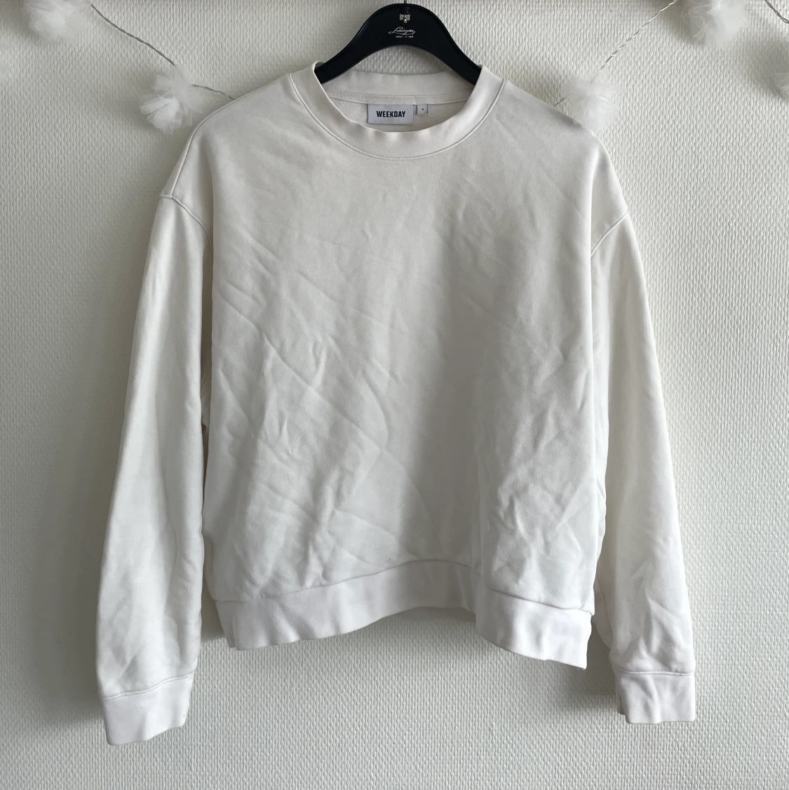 Klassisk vit collegetröja från weekday - 90