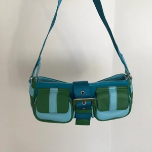 Väska - 🌟NY budgivning🌟Jag råkade avsluta den andra budgivningen på väskan så nu ger jag det ett nytt försök! Säljer den här härliga väskan perfekt till sommaren🌸🌟Kan köpas direkt för 300 kr!!!🌟🔥