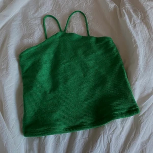Grön crop top - Superfin trendig tröja från Ginatricot som är perfekt nu till sommaren! Storlek S men passar mig som oftast är en M!