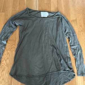 Tröja långärmad - Mörkgrå med en liten nyans av grön, tunn tröja.🦓