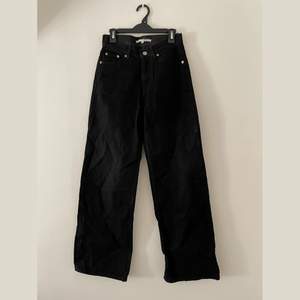 Raka jeans från Junkyard i svart. Storlek 25 (passar mig som är S). Nypris 499kr, säljer för 200kr + frakt (frakt kan variera utöver skrivet pris). 