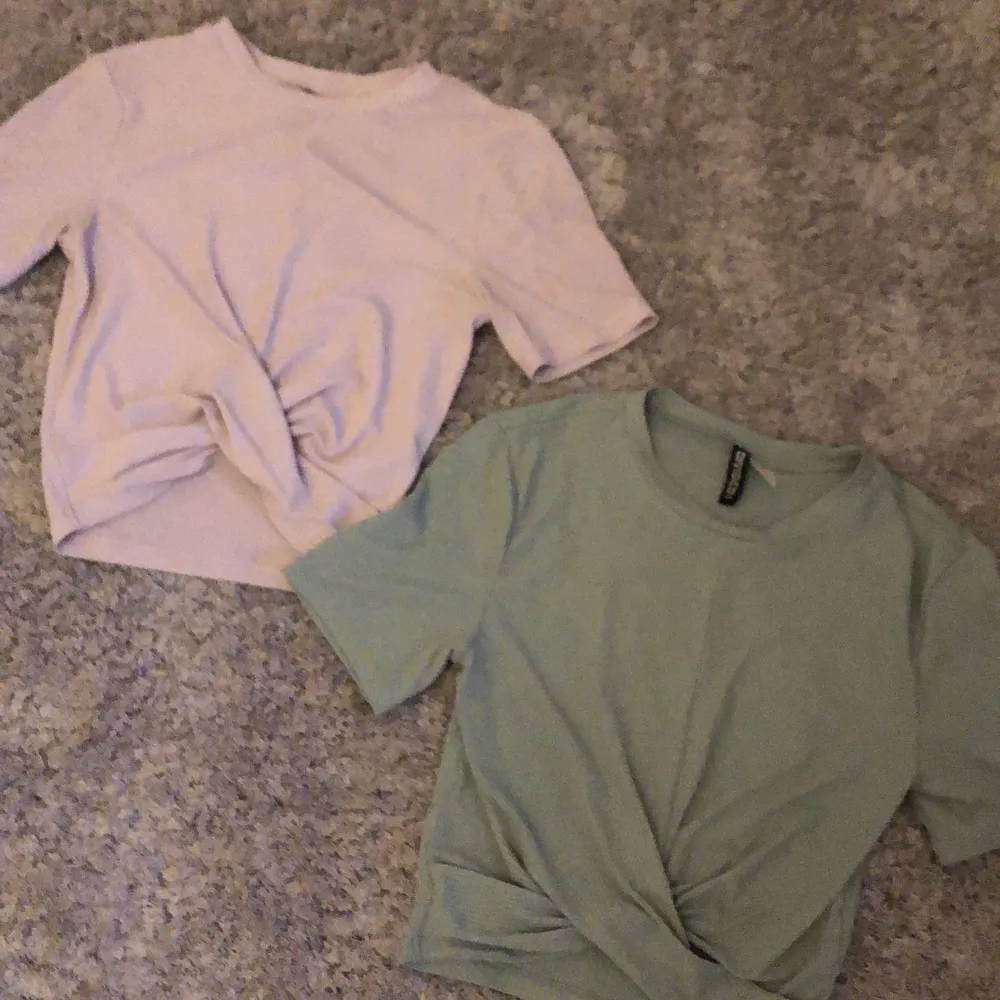 Två tröjor från hm i strl xs💓 båda är i bra skick men sömen på den lila har gått sönder något som man ser på sista bilden men inget som syns när man har på sig tröjan, dom är i träningsmatrial. T-shirts.