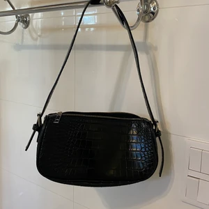 Väska - Axelremsväska från Nelly. 