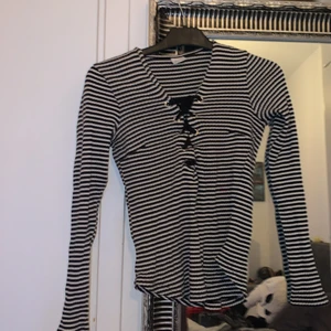 Ginatricot storlek S - Aldrig använt. Finns låga band till så man kan knyta den hur man vill