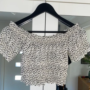 PRICKIG TOPP - En somrig topp som sitter fint! Den är i nyskick och jag har aldrig använt den, vilket är anledningen till varför jag säljer den. Skriv till mig för fler bilder!