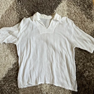 Skjortblus - Lite genomskinlig, så nice textur på tyget. Perfekt till sommaren! 