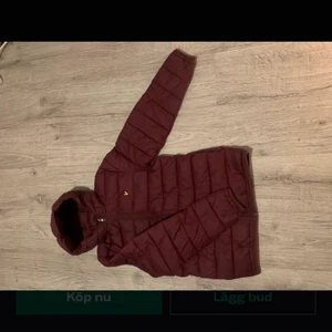 Lyle & Scott jacka röd storlek 14-15 år - Använd några gånger inte alls många gånger! Nypris 1199kr. Om ni har några funderingar hör gärna av er