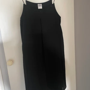 Klänning  - Klänning från vero Moda i väldigt bra skick 