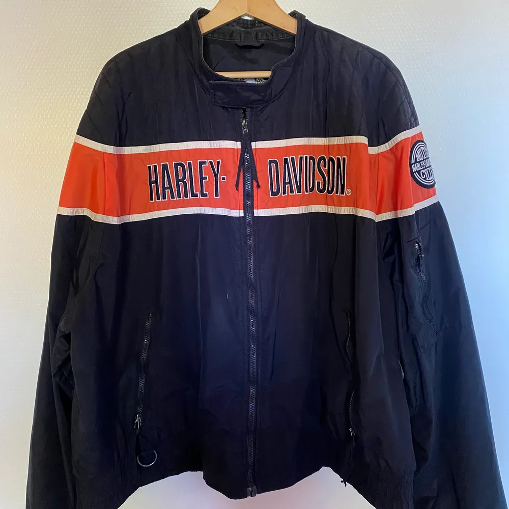 En äkta och supercool jacka från Harley Davidson, har tillhört min pappa men kommer nu inte till användning längre. Är i använt men väldigt fint skick. Frakt är inräknat i priset. . Jackor.