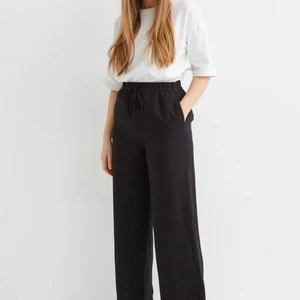 Svarta linnebyxor H&M - Ett par svarta byxor från H&M i linnemix (42% linne, 58% viskos) slutsålda hos H&M❤️ Storlek M helt oanvända🥰 Köparen står för frakt