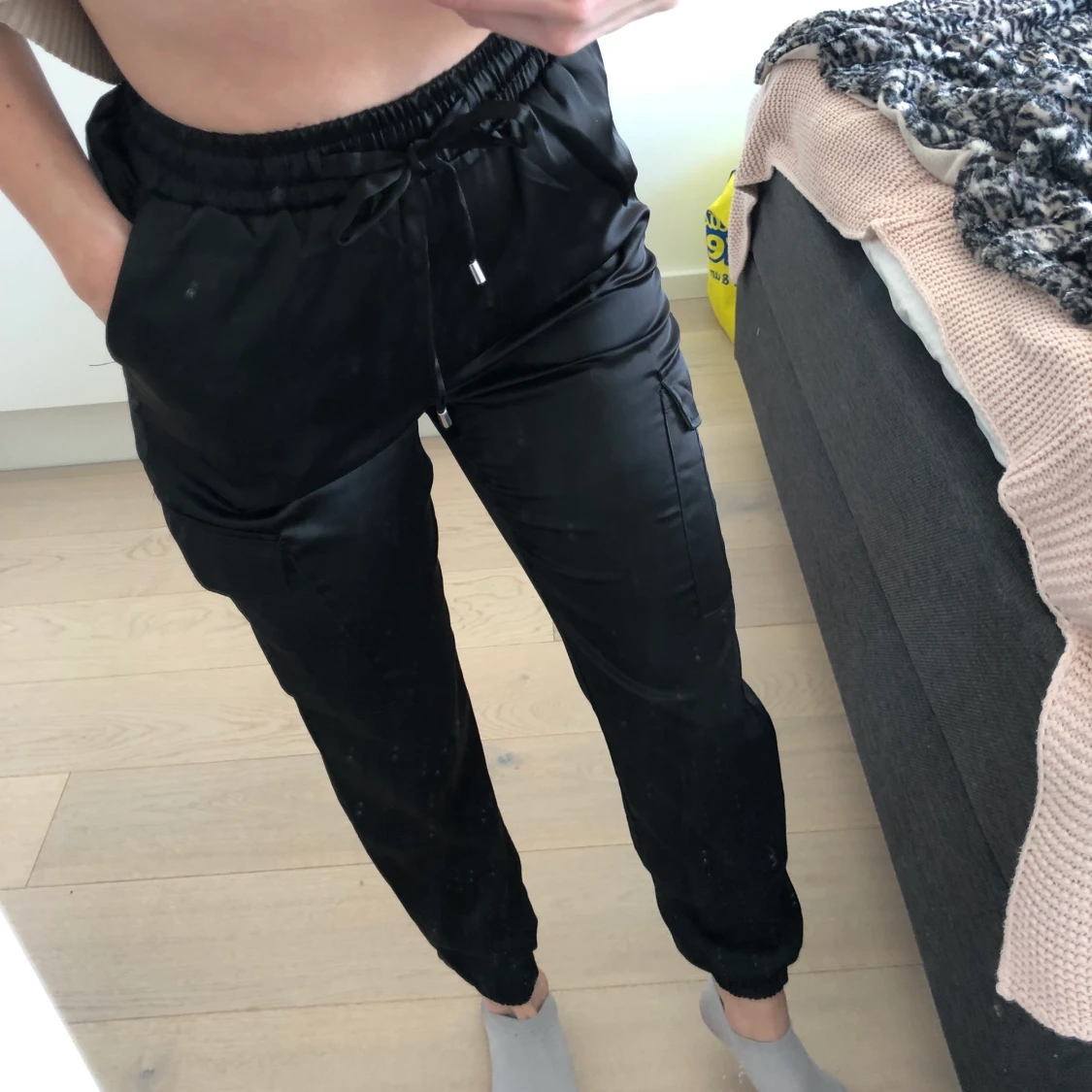 Svarta cargo byxor i silke - 90