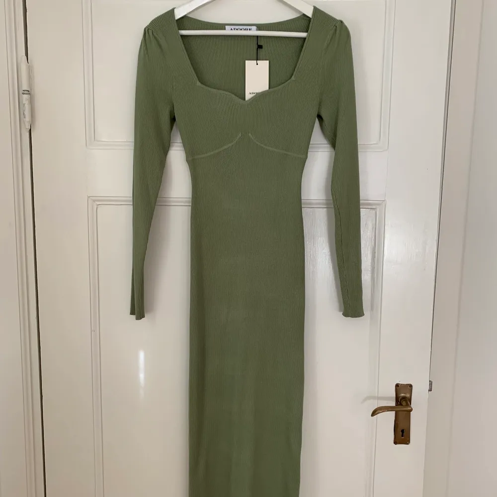 Säljer min Roma Dress i grönt från Adoore då den inte kommit till användning. Är endast testad, lapparna är kvar, därför samma pris som ny 1295kr. Köparen står för frakten. Strl 36. 🤍. Klänningar.