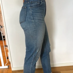 Mom jeans BGD  - Favorit jeansen från Urban outfitters. Har blivit insydda men beräknar storleken till 37. Jag har normalt  38 och något för små för mig.                              Har några slitningar vid skrevet samt ovanför knät. 