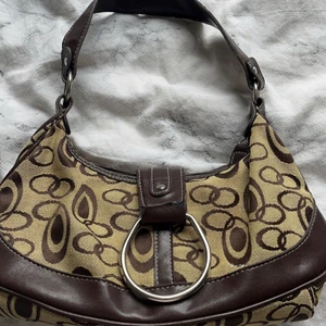 Väska - Fint skick .säljer på grund utav att jag måste få bort lite saker å inte använder den längre .💕