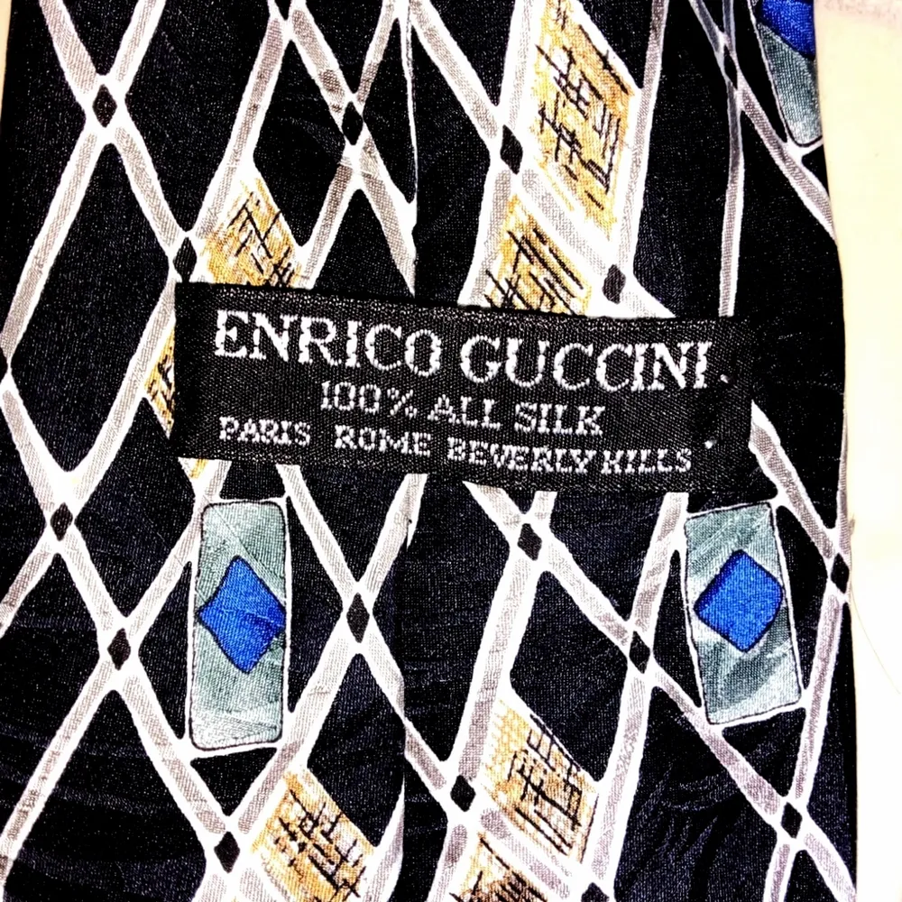Enrico Guccini Slips i vackert motiv och bra kvalitet i 100% Silke.                 Använd 2 ggr, dock som ny.                             Köptes för 2699:-                                 Alla bud är välkomna, dock ej skambud     Gratis Frakt 🛍️💌📦. Övrigt.