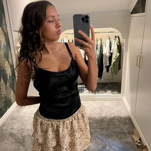 Svart silkes linne från HM - Ett jätte fint svart silkes linne från HM strolek XS/S den skiftar lite i storlek i med att man kan ändra storlek i armarna, säljer pga har ett typ likadant som passar mig bättre 