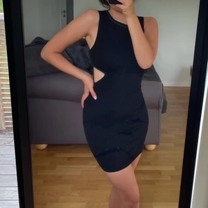 Svart klänning - Klänning från Zara i storlek XS. Använd fåtal gånger. Kan mötas upp i Sthlm eller frakta💞