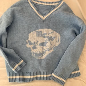 Stickad tröja - Jättefin stickad tröja från shein 🥰 jätteskönt material och känns verkligen som bra kvalitet för att vara shein! Lite nopprig men det är enkelt att få bort med klädrulle💕 dm för fler bilder !!