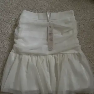 Så fin helt oanvänd kjol från Bubbelrooms kollektion med Alexandra Nilsson. Säljes pga köpte fel storlek. 100 kr INKLUSIVE frakt❤️