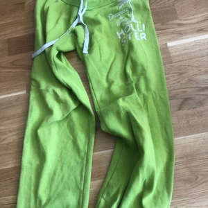 Hollister mjukisbyxor  - Mjukisbyxor från hollister i storlek xs. Sparsamt använda.