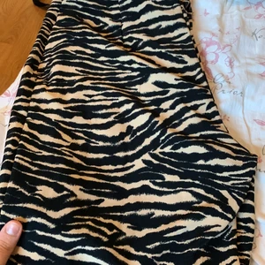 Somriga byxor - Hej! Säljer ett par somriga byxor från hm! När jag köpte dem var de för små och idag sitter lite lösa! Använda en gång och tyget är skönt och underbart! Strl 42 men passar även 40-42. Säljer dessa för 60kr 