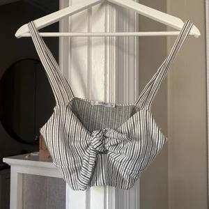 Topp - Säljer denna fina topp som jag älskar men tyvärr har växt ur :( perfekt för sommaren! 