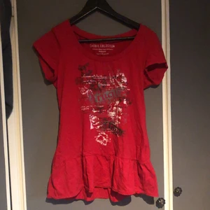 Y2k klänning - Röd kort klänning! Eller en lång top vet inte riktigt men har använt den med kjol eller shorts😊 Y2k tryck och jättebra till sommarn. Storlek 40/42 men sitter fint på mig som har strl small, är dock ganska stretchig