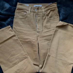 levi’s ribcage jeans, strl. 24 - levi’s ribcage straight i färgen tan, sååå fina och mycket sparsamt använda, i nyskick! nypris ca. 1099kr