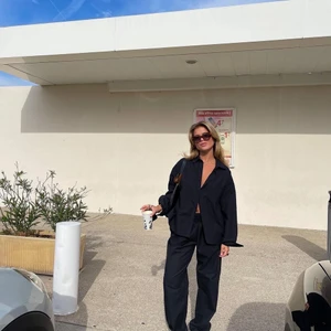 Djerf avenue  - Säljer djerf avenue breezy pants i svart. Använd två gånger