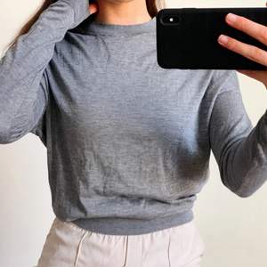Extremt skön tröja från Zara i silkblandning! Skulle behållt den men tycker inte jag passar i grått 🥲 använd en eller två gånger. Storlek S/36 🤍