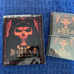 Diablo 2 spelet och Ultimate Strategy Guide. Spelet har testats och fungerar utmärkt och boken är i fint skick.