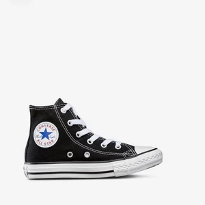 Svarta converse  - Jag har valt att sälja mina svarta converse som är knappt använda. Jag är just nu inte hemma, så kan skicka egna bilder först på fredag🌟