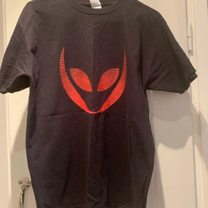 Black T-shirt - Friendly for guys and girls, black T-shirt