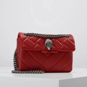 Kurt geiger - Säljer min röda mini kurt geiger väska!!! Knappt använd fick i julklapp❤️❤️ vill bli av med så först till kvarn! 