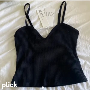 Svart linne - Säljer mitt helt oanvända linne som ör slutsålt på zara🥰