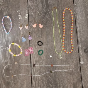 Smycken - Säljer dessa gulliga smycken! 10 kr styck eller alla för 100 kr. Köparen står för frakten, kostnaden beror på hur mycket och vad som köps🥰