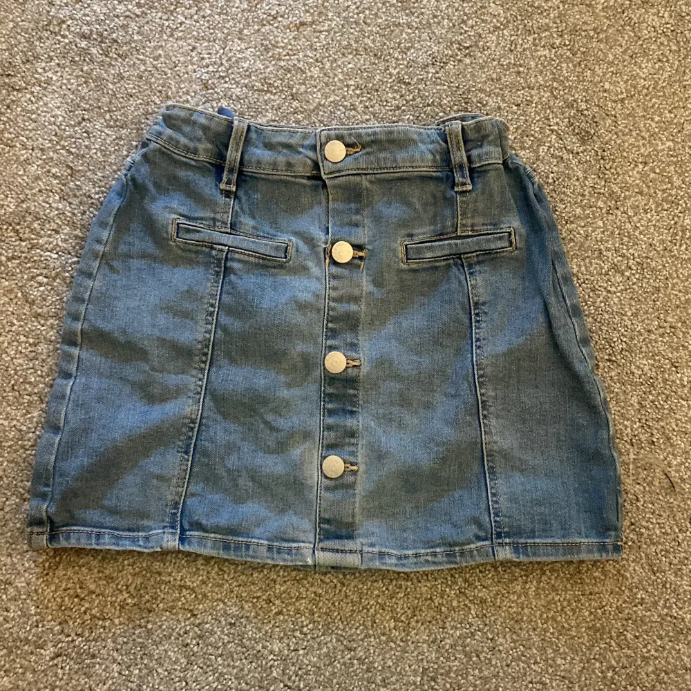Jätte cool jeans kjol från Lindex💞 väl använd men fortfarande väldigt fin💞 säljer pågrund av att den är för liten 💞 är på mos 31 juli så kan mötas upp där 💞. Kjolar.