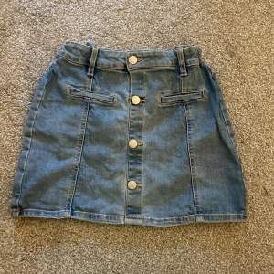 Jätte cool jeans kjol från Lindex💞 väl använd men fortfarande väldigt fin💞 säljer pågrund av att den är för liten 💞 är på mos 31 juli så kan mötas upp där 💞