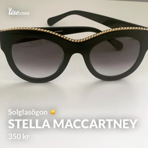 Stella MacCartney solglasögon 😎  - •Äkta stella maccartney solglasögon  •Använda , men bra skick  •Nya kostar det mellan 2000-3000kr  •Säljer mina för 350kr plus porto 26kr  •Finns Vårberg/Skärholmen 