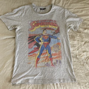 Supermannen t-shirt från kappahl  - Söt t-shirt. Tröjan är använd många gånger. Inga skador på tröjan. Tröjan är S men den passar även till M. Skriv till mig om du har några frågor eller vill ha fler bilder på tröjan. Tryck inte på köp direkt utan skriv till mig. 35kr + frakt 