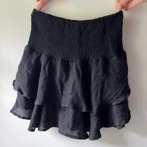 Snygg kjol från Shein som passar som kjol samt går att använda som en söt topp.  Fint skick 