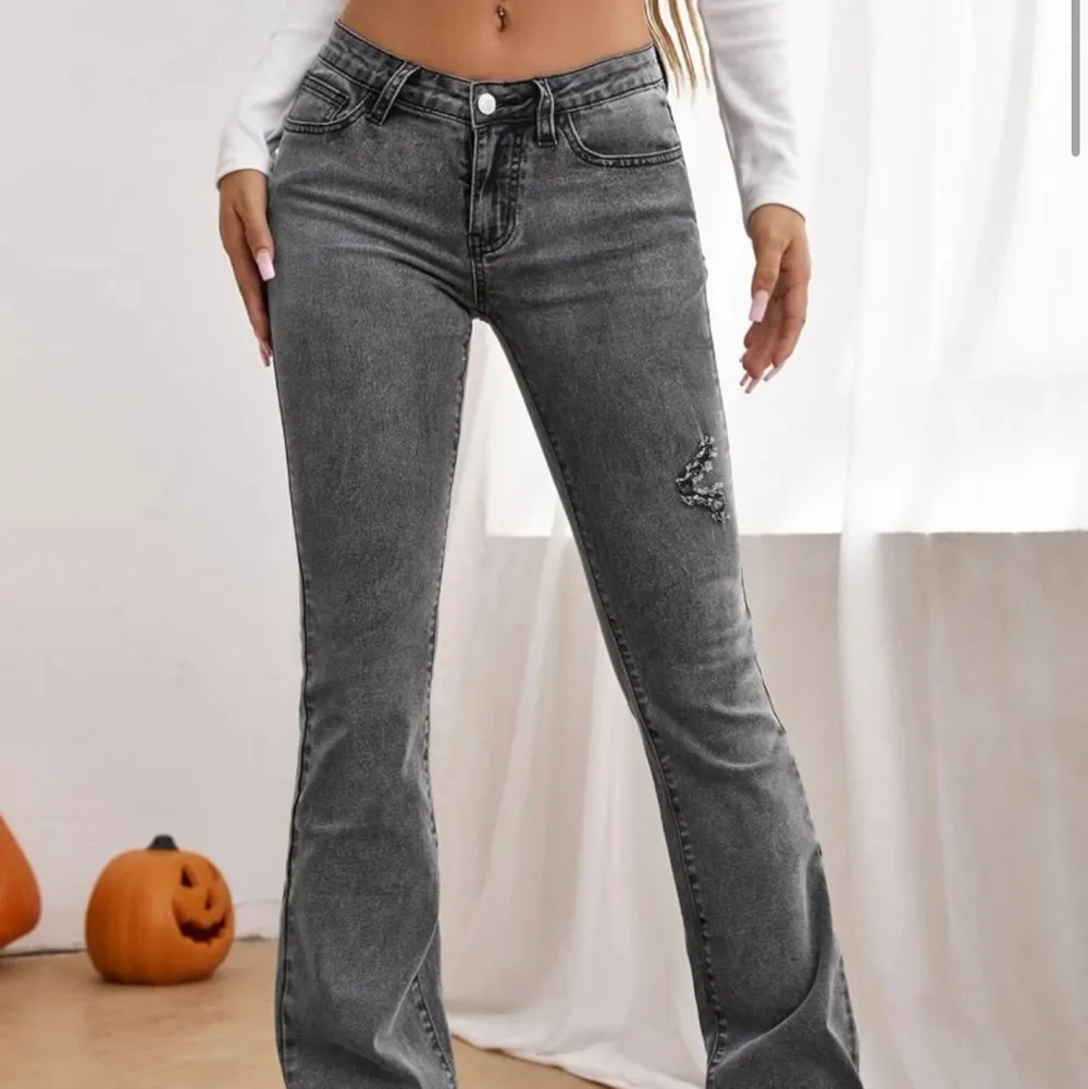 Gråa lågmidjade jeans från Shein. Har använt en gång, då jag upptäckte att den är för små för mig. Kostade 279kr säljer för 180kr. Jeans & Byxor.