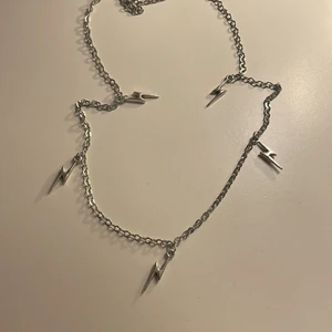 Halsband blixtar⚡️⚡️ - Halsband med blixtar. Väldigt populärt för ett tag sedan. Billigt material därav priset☺️.