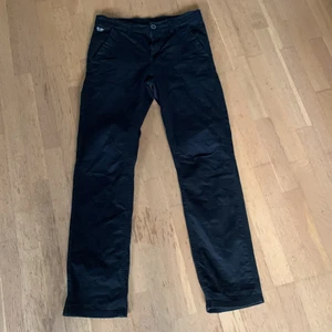 Svarta chinos - Säljer ett par svarta chinos från Kappahl är för små för mig ricktigt snygga