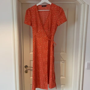 Rak somrig klänning från SHEIN, strl.S - Superfin lång röd/vit blommig klänning från Shein i en rak modell med omlott. Storlek S & Oanvänd. 