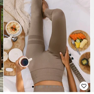 Stronger träningskläder set - Ett set från stronger med tights, linne/bh och en T-shirt i samma fina bruna färg. Använda några få gånger. Nypris för allt: 1397 kr. Köp allt för 800kr